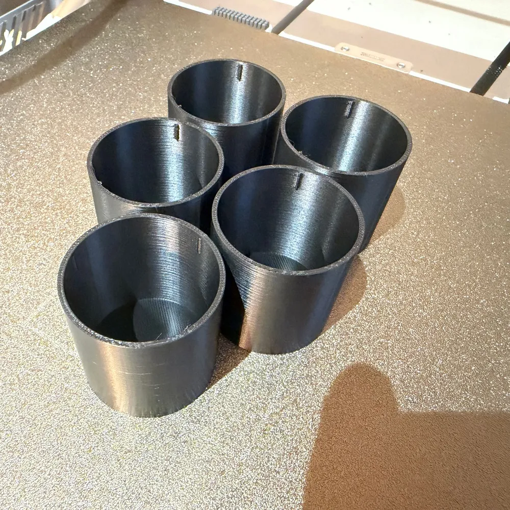 Fundes decoratives impresess en 3D en PETG negre per a vàlvules de radiador