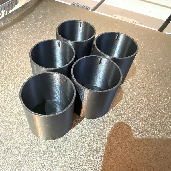 Fundes decoratives impresess en 3D en PETG negre per a vàlvules de radiador