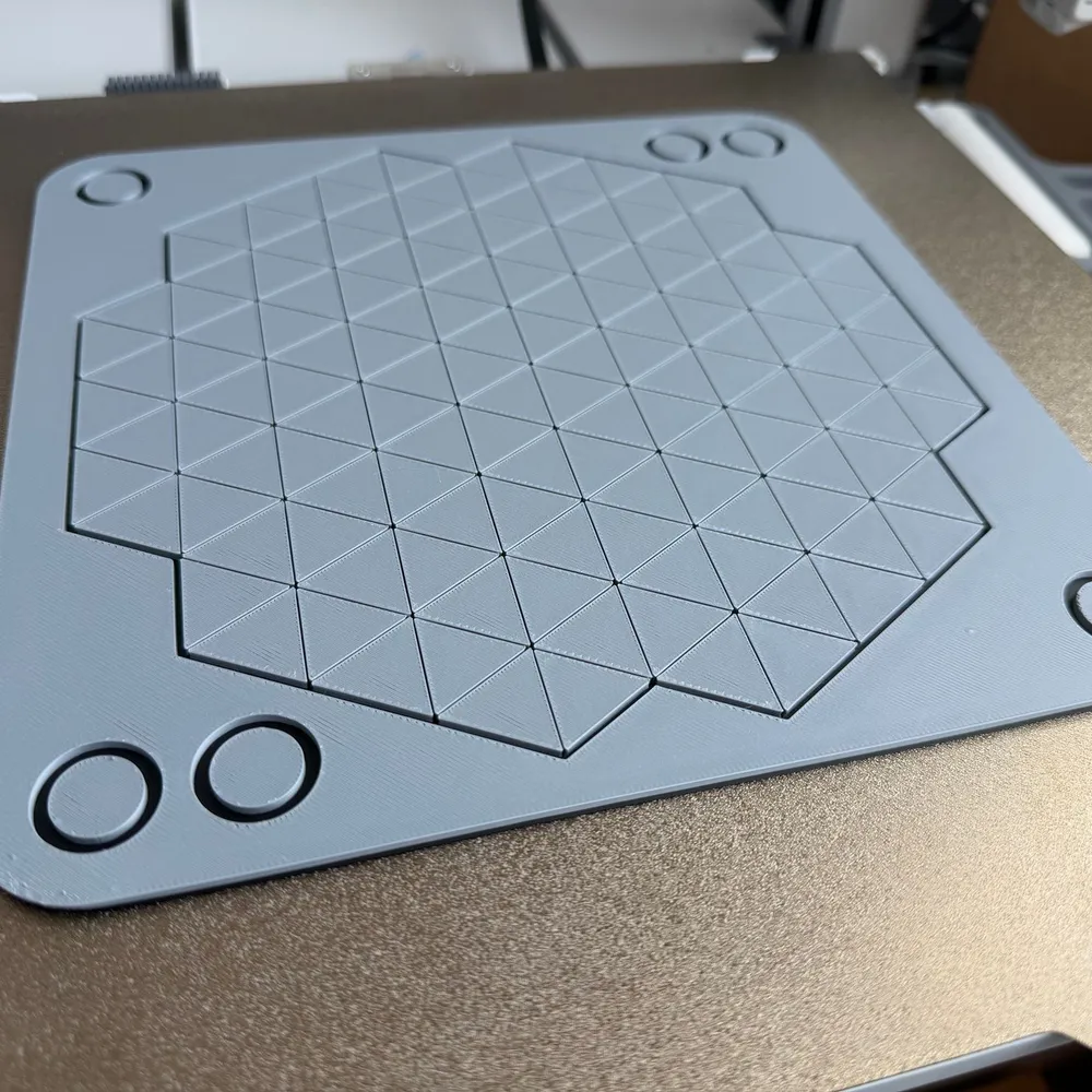 Tauler del joc Yinsh imprès en 3D amb graella triangular i calaixos per als anells